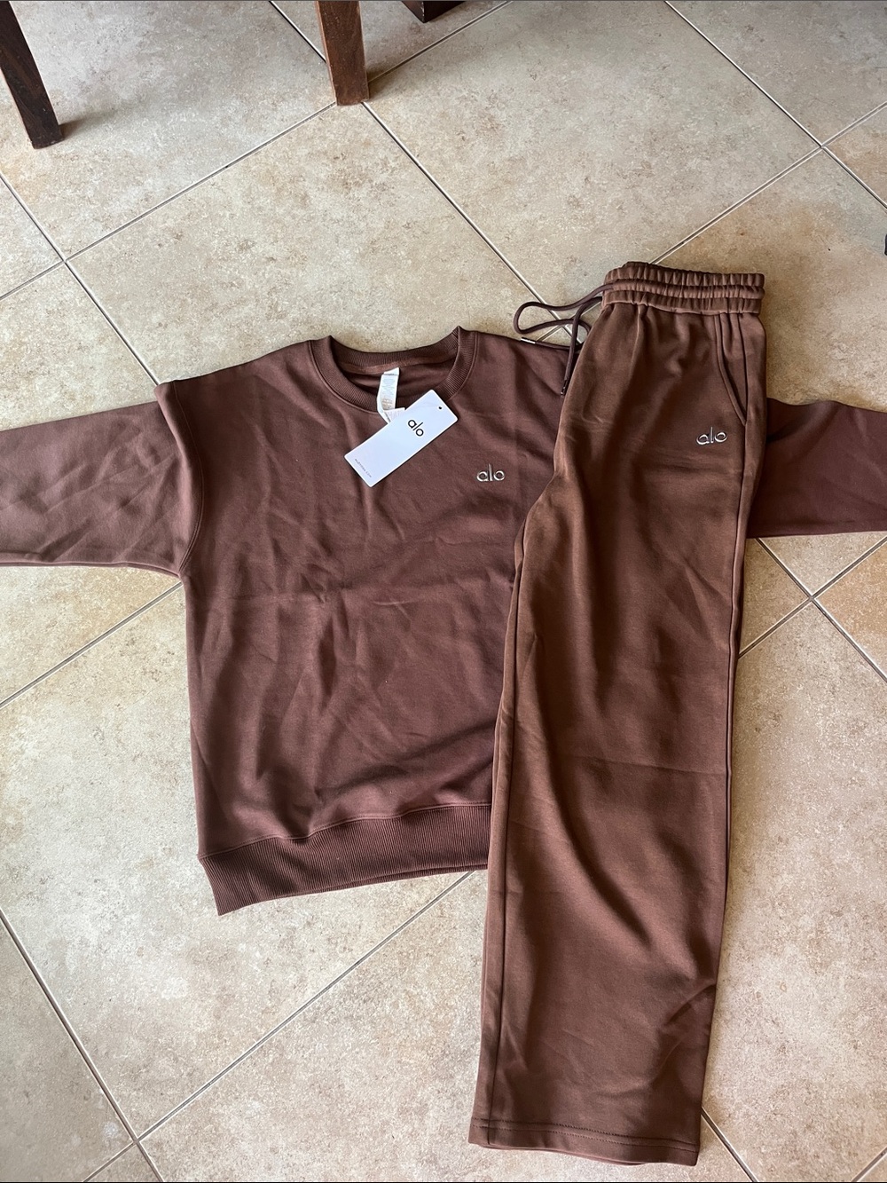 ALO Yoga Women's Brown Sweatshirt & Jogger Set